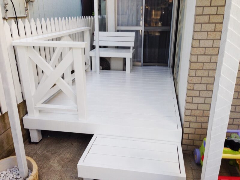 白いウッドデッキ